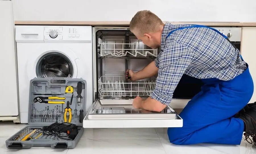 Maltepe Hotpoint servisi teknisyen ekibi beyaz eşya tamiri yaparken
